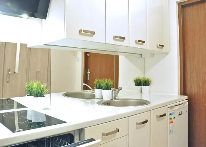 Nice And Comfy Studio Close To Old Town And Metro.
